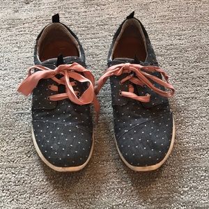 Tom’s tennis shoes